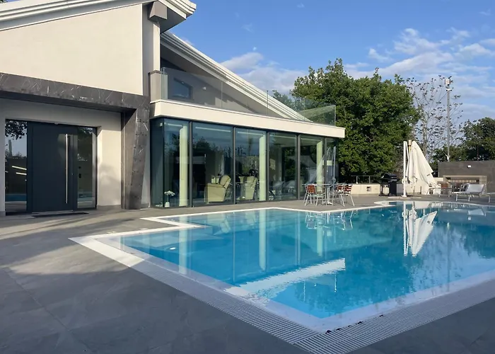Δωμάτια σε οικογενειακή κατοικία Coco Noir Luxury