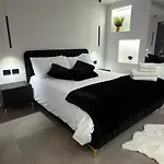 Coco Noir Luxury Homestay *