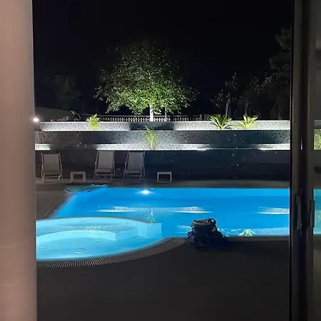 Coco Noir Luxury Трекастаньи