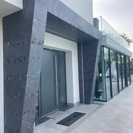 Проживание в семье Coco Noir Luxury *