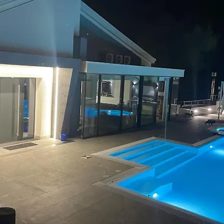 Coco Noir Luxury Проживание в семье Трекастаньи
