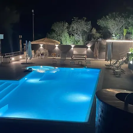 Проживание в семье Coco Noir Luxury Трекастаньи